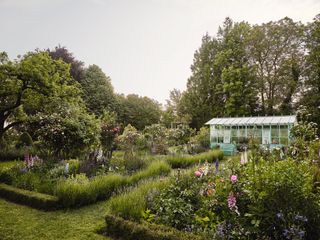 Working with designer Milan Hajsinek Cordelia de Castellane has created a glorious garden at her country house in...