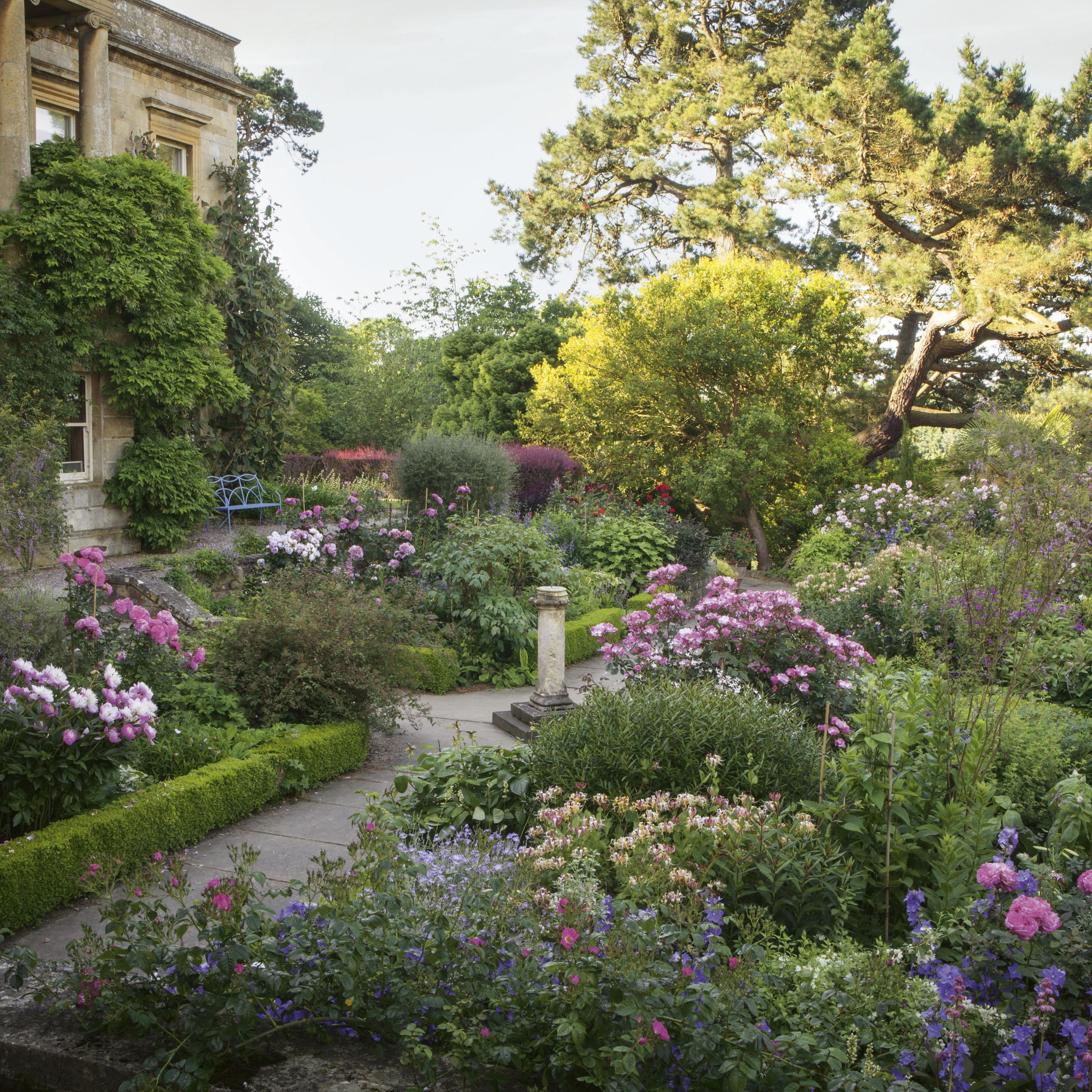 15 romantic design ideas for garden beds and borders
